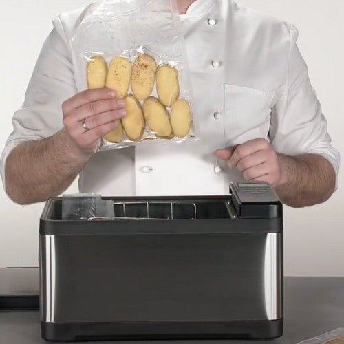 Vacuum cooking machine
